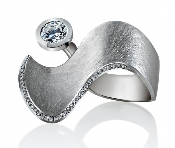 Ring "Diamond Wave" aus Platin mit Brillanten